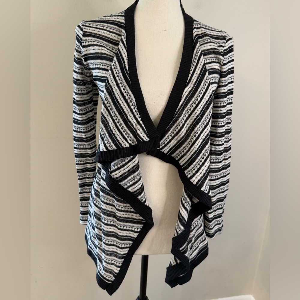 Buttons boho knit cardigan sweater black white
Flowing open front lightweight SM
